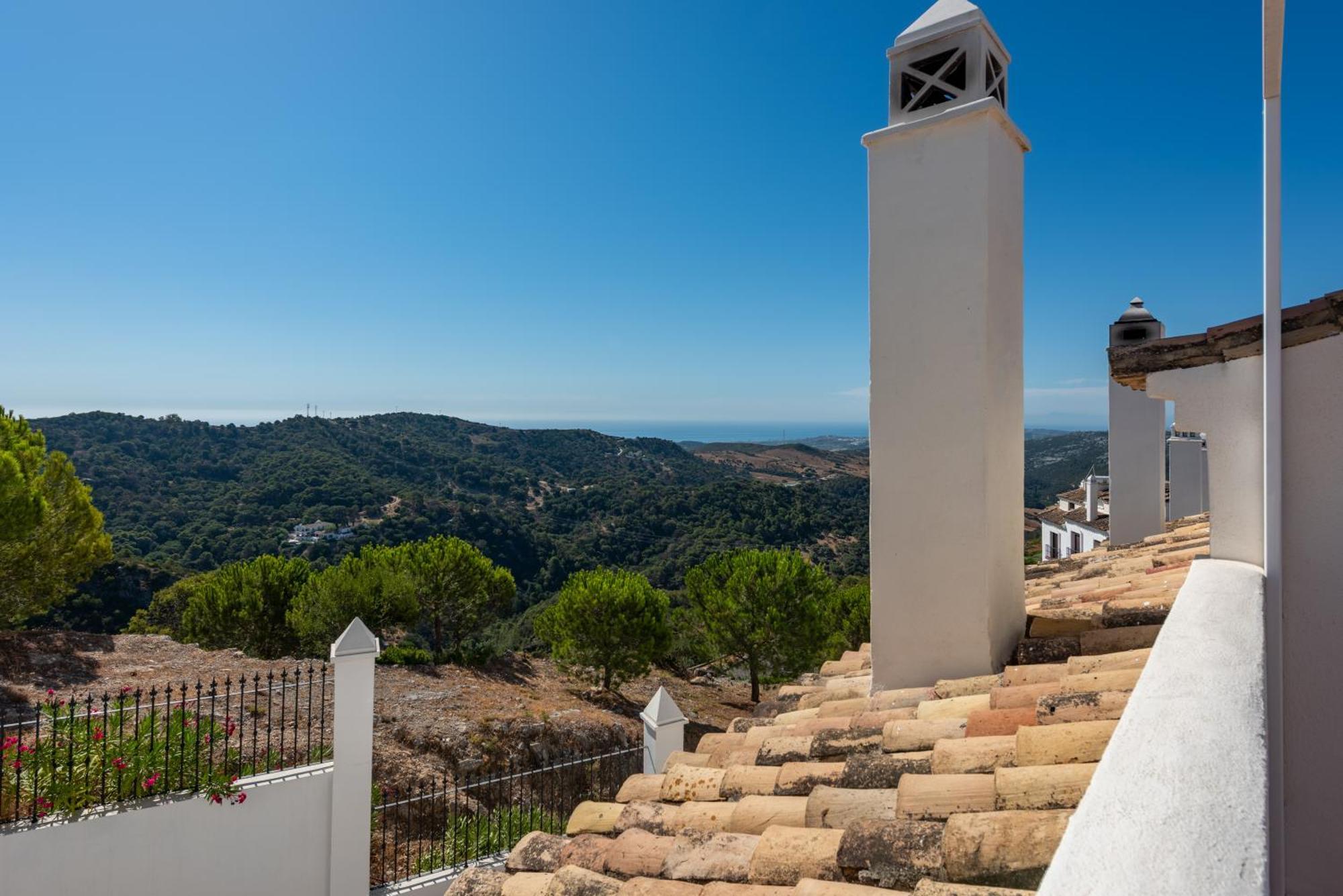 Stylish 3 Bed House 2 Bathrooms, With Patio, Roof Terrace And Communal Pool 5 Minutes Away From The Beautiful Spanish White Village Of Casares Pueblo And Only 20 Mins From The Sea Екстериор снимка